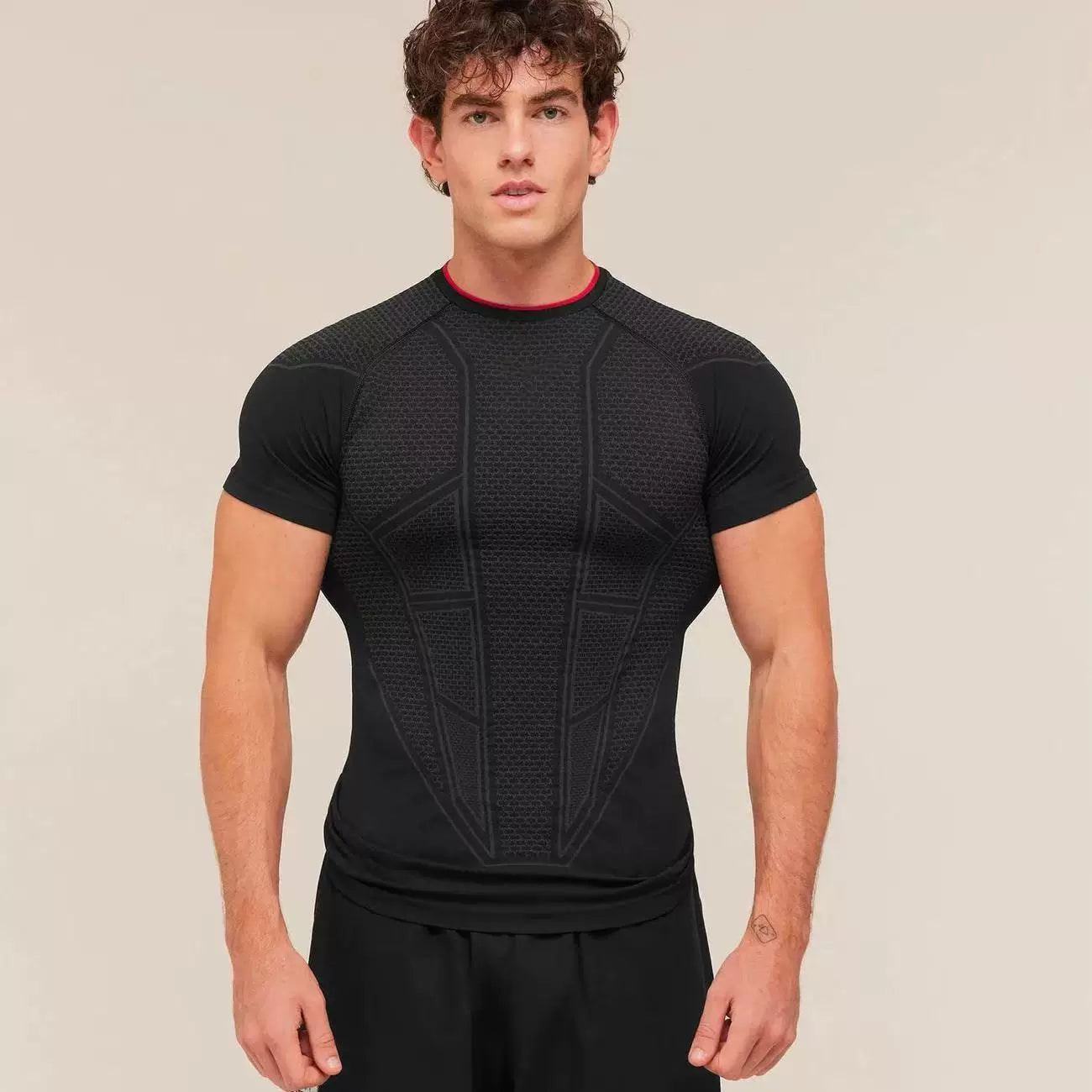 Essential Engineered Panel Seamless Training Short Sleeve – Black / Red